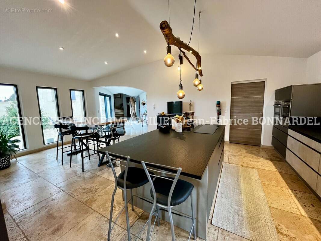 Maison à SAINTE-CECILE-LES-VIGNES