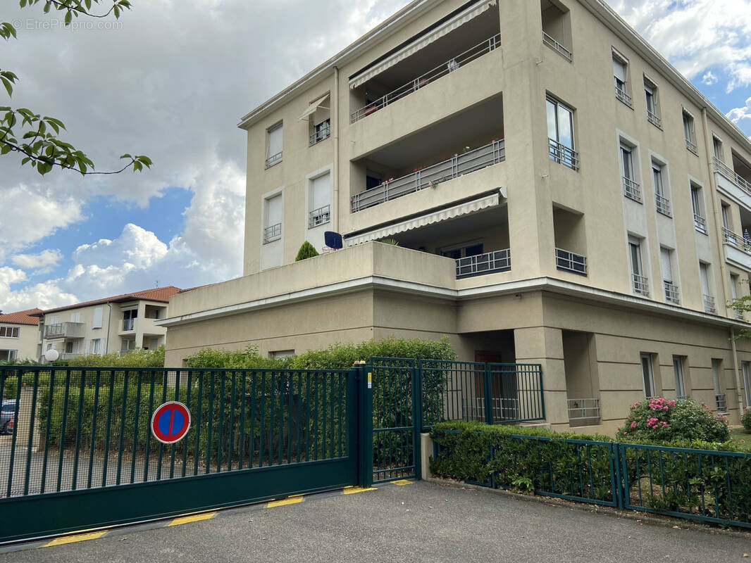 Parking à SAINT-PRIEST