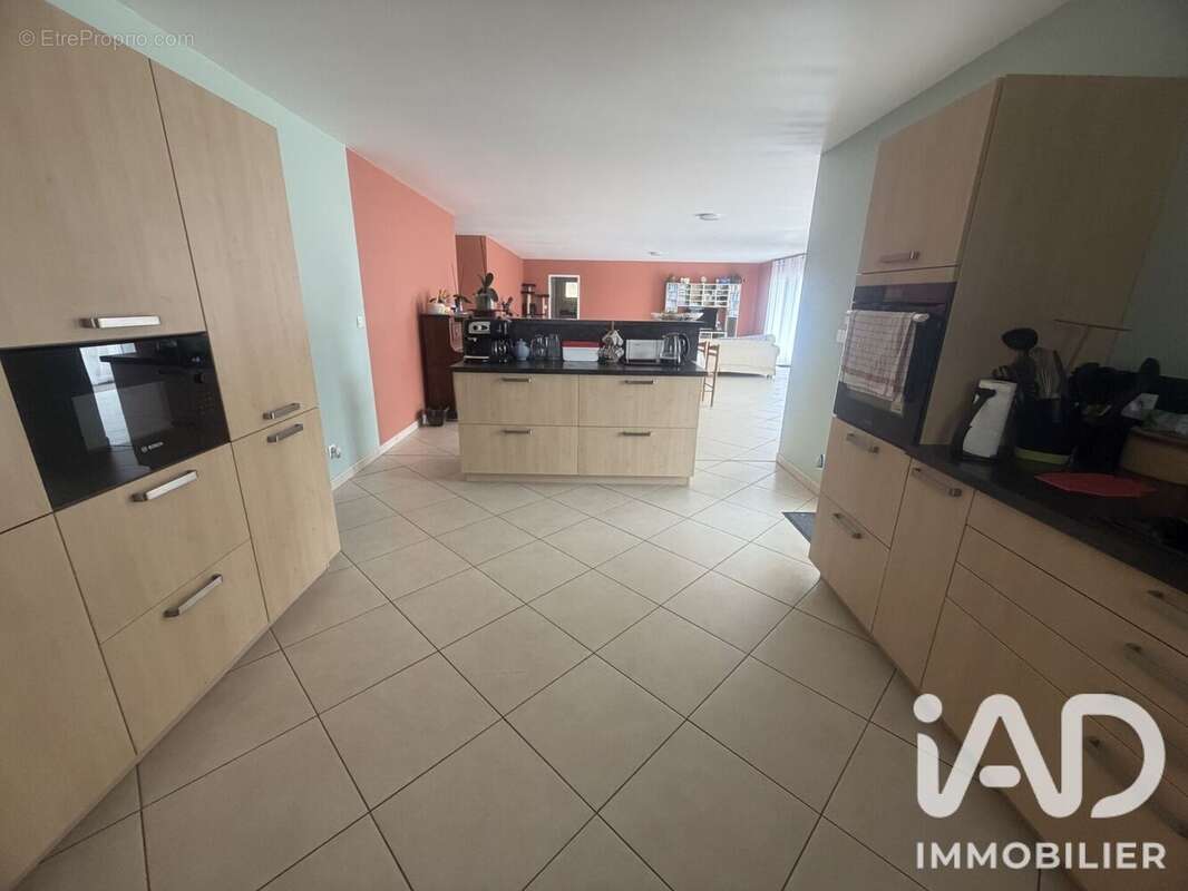 Maison 213 m² à Eglise-Neuve-D'issac  - photo 3