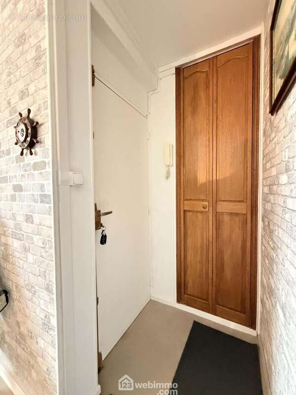 L'entrée distribue ... - Appartement à LAON