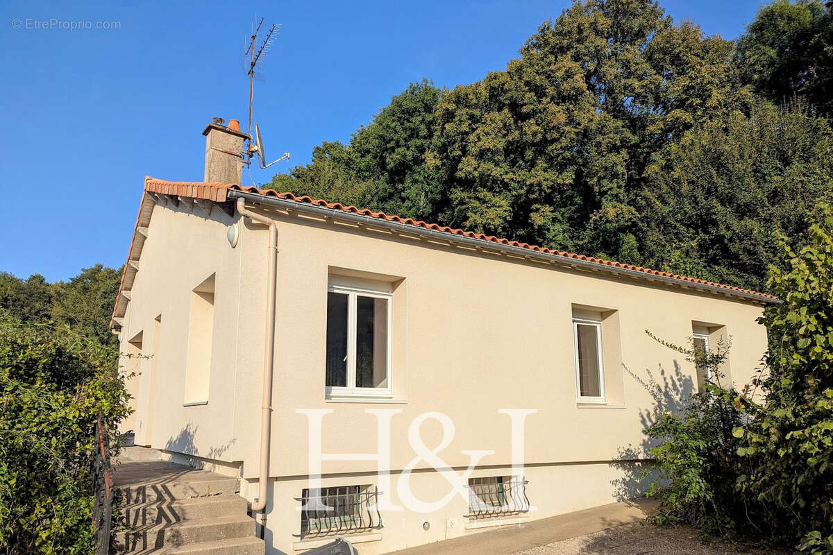 Maison à LUSIGNAN