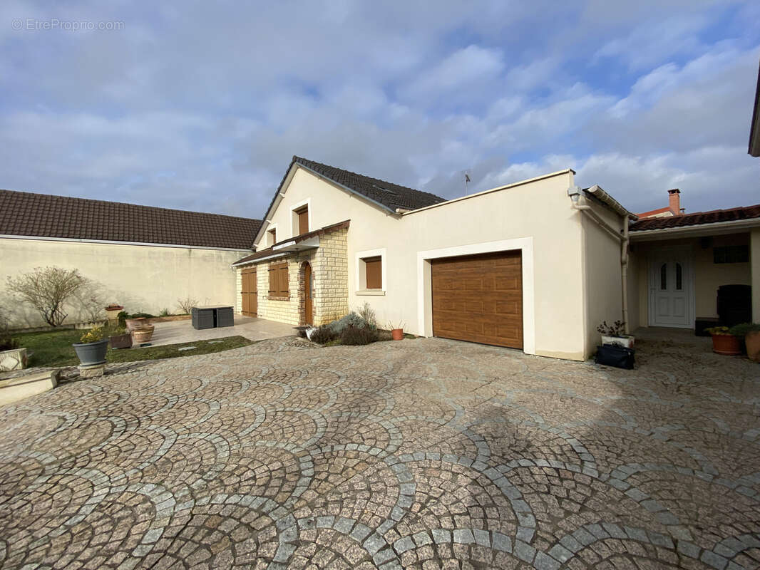 Maison à LA VILLE-DU-BOIS