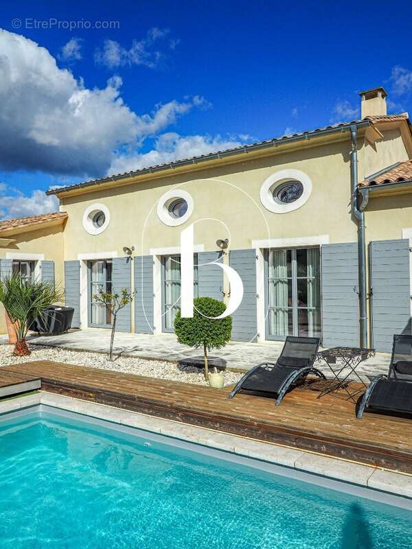 A proximité immédiate du centre ville d'Uzès - Superbe contemporaine de plain pied - photo 2