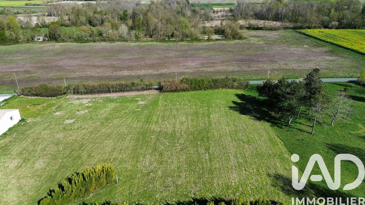 Terrain 2741 m² à Genac  - photo 7