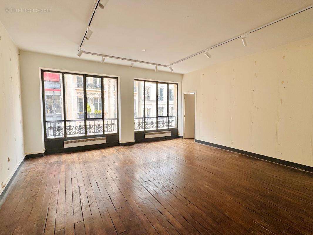 Commerce à PARIS-1E