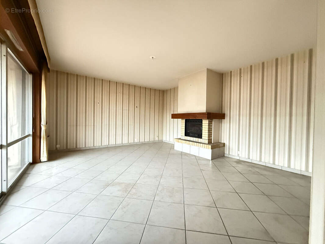Appartement  à rénover / Lons-Le-Saunier / 5 pièces / 3 chambres / 125.97 m² - photo 3