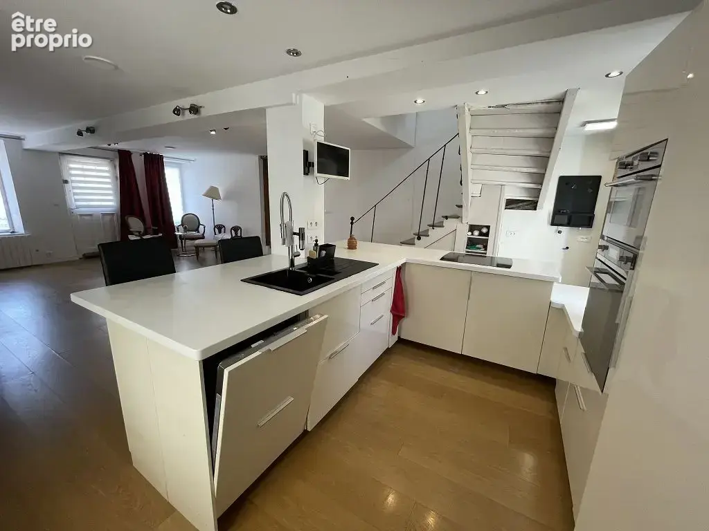 Maison - 234m ² - photo 3