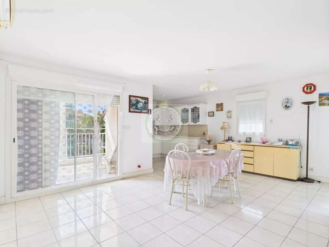 Grand appartement T2 T3  59 m2 -garage box  - Port Fréjus - photo 3