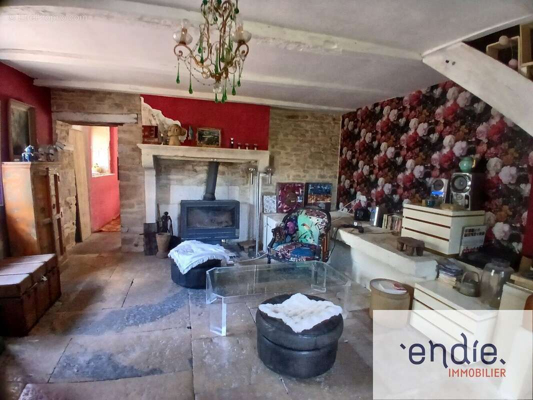 Maison de caractère à rénover  140 m² habitables Vals-des-Tilles (Villemoron) sur terrain de 570m² - photo 2