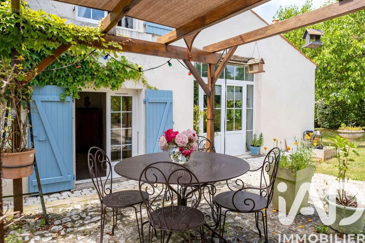 Maison 275 m² à Sainte-Soulle  - photo 3