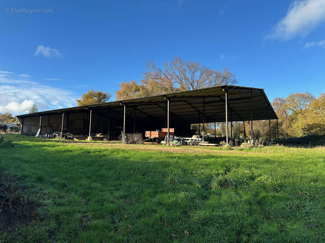 Parking à SAINT-LORMEL