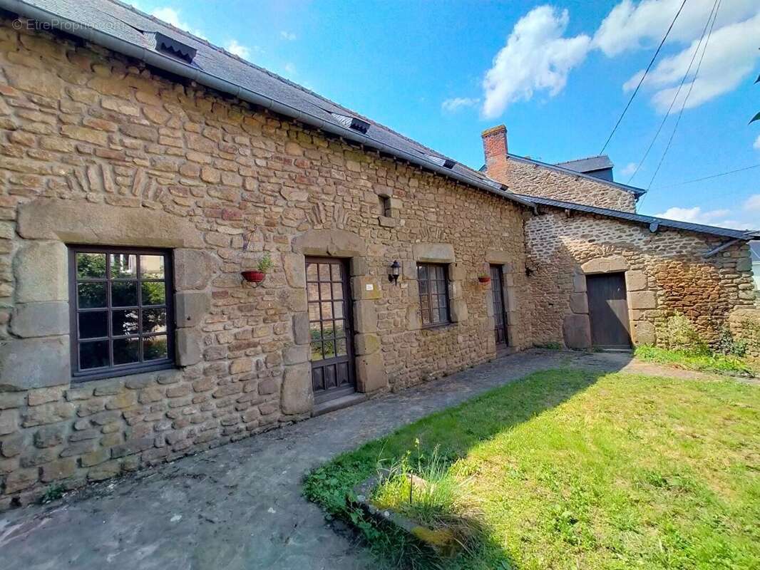 maison à vendre Courcité espace extérieur
