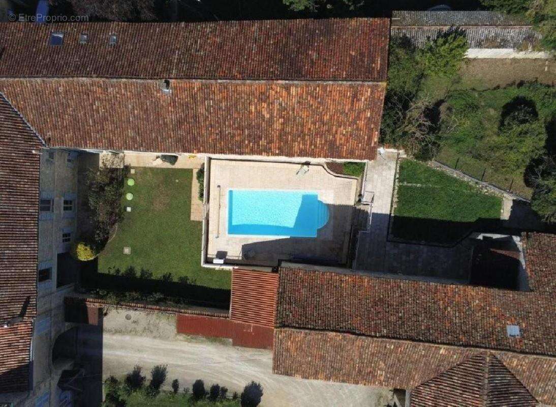 Maison 392 m² à Ruffec  - photo 3