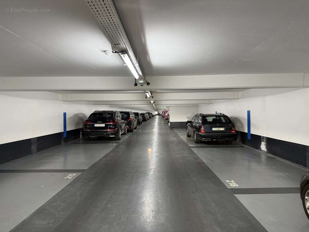 Parking à PARIS-17E