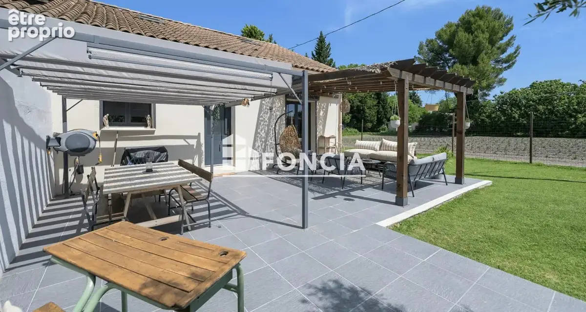 Exclusivité FONCIA, Mas de 138 m2 sur terrain de 700 m2 avec VUE sur les champs de lavande et GARAGE privatif - photo 4