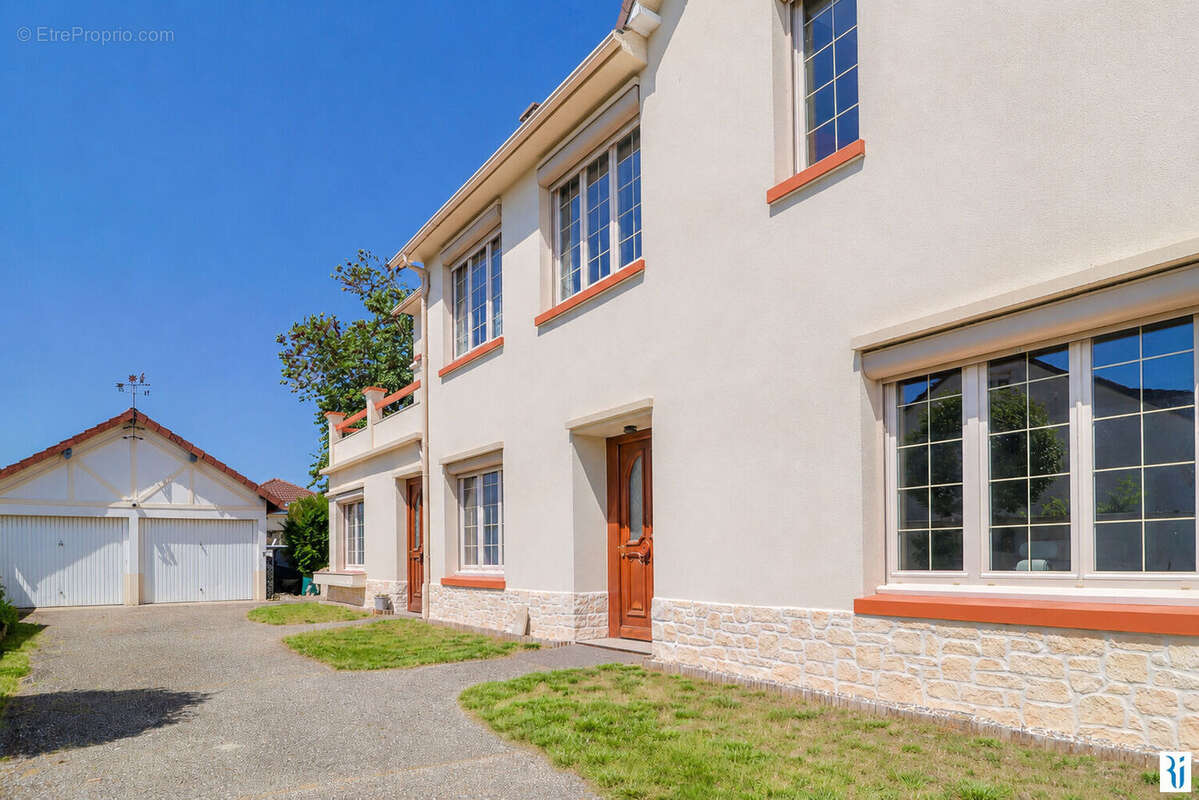 Maison à SAINT-ETIENNE-DU-ROUVRAY