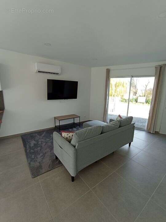 Maison à CREUZIER-LE-VIEUX