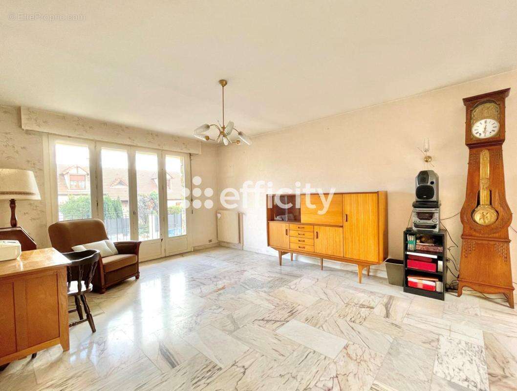 Maison à LES CLAYES-SOUS-BOIS