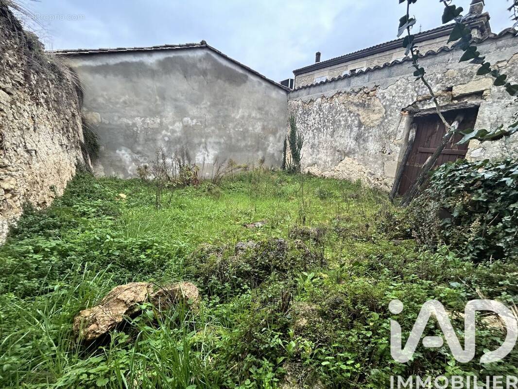 Photo 1 - Parking à ILLATS