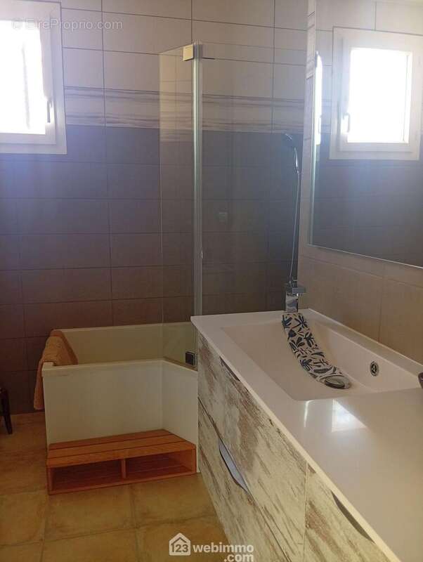 Une salle de bains - Maison à LE THORONET