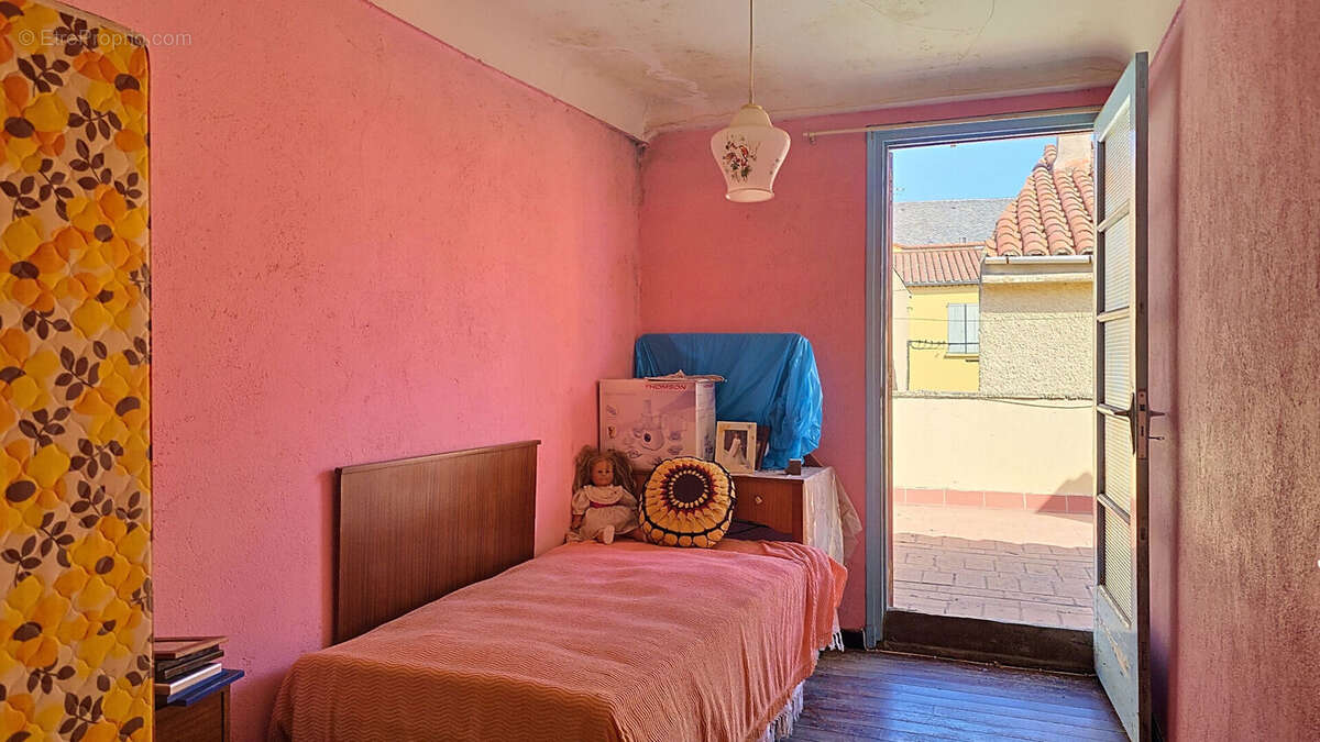 Maison de village avec grand garage, 2 chambres, 1 bureau et terrasse - photo 2