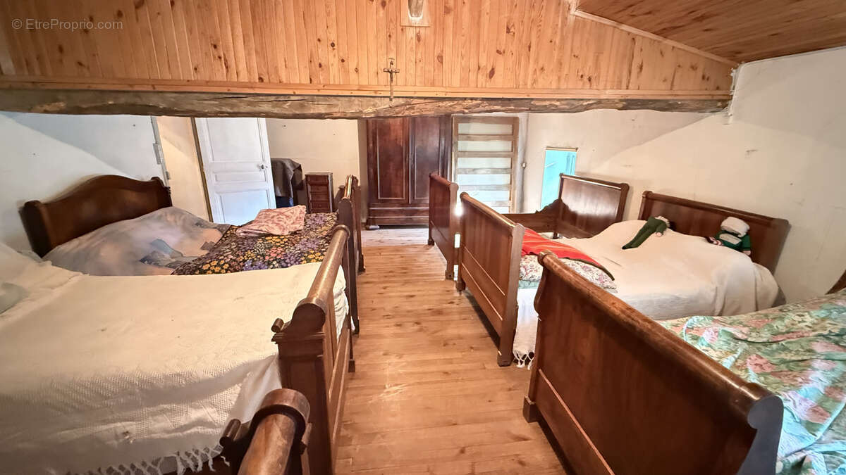 Maison de campagne familiale à rénover entièrement avec grand terrain et dépendances - photo 20