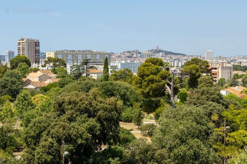 *** marseille 10ème… résidence nouveau parc verdillon… vue panoramique sur notre-dame-de-la-garde et les collines… t3/t4 74m² tr - photo 5