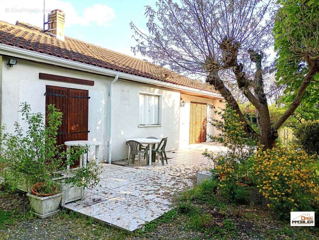 Maison à SAINT-LAURENT-DE-COGNAC