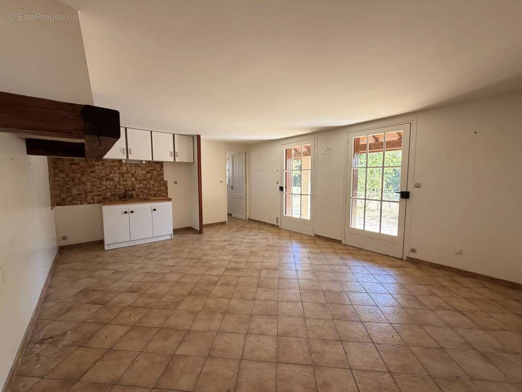 Maison de plain-pied avec garage et potentiel d'agrandissement au cœur de Ruffec - photo 2