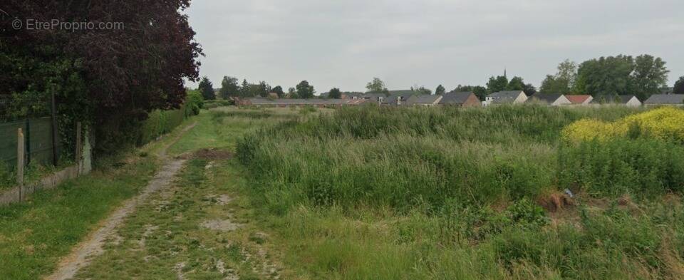Terrain à MONCHECOURT