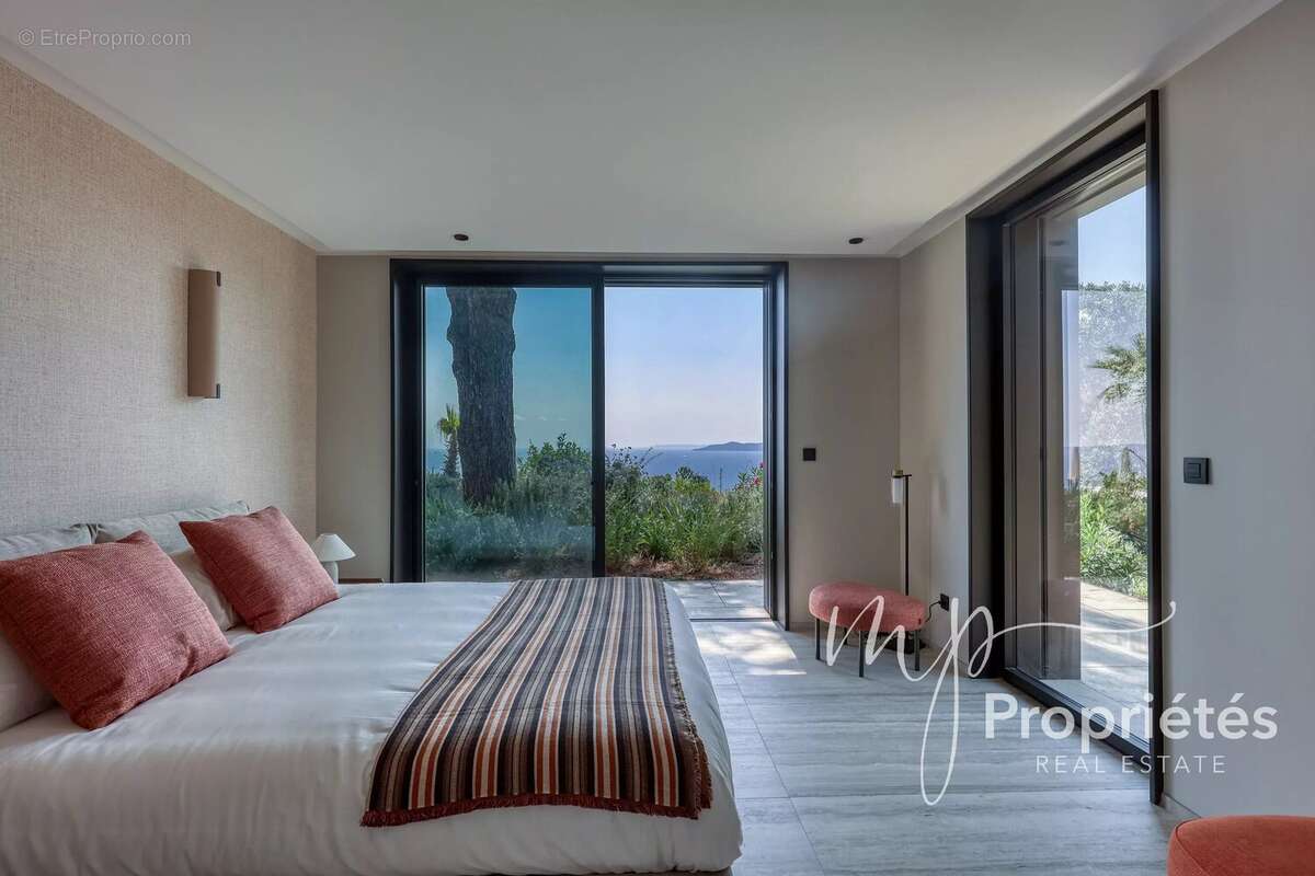 Rayol-Canadel-sur-Mer – Villa contemporaine d’exception vendue entièrement meublée –  six suites raffinées. Vue panoramique sur  - photo 34