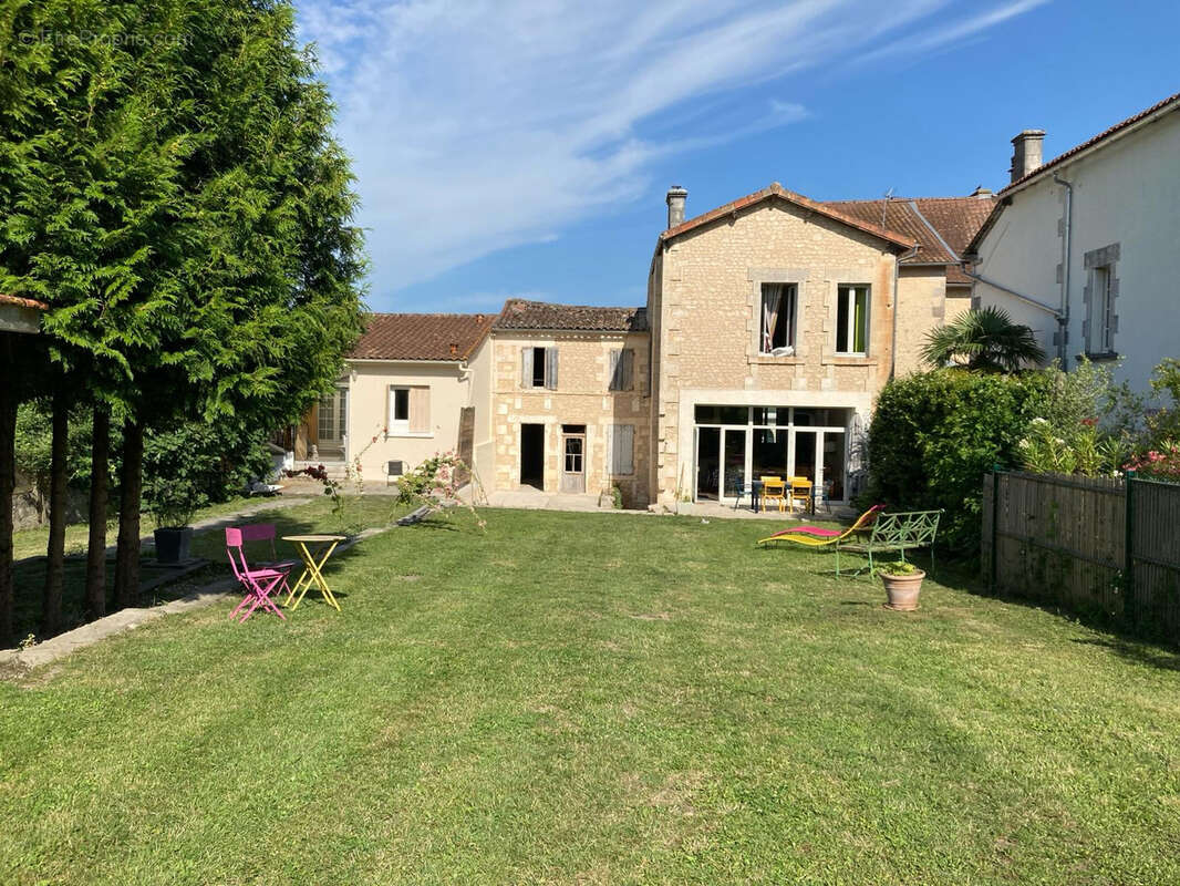 Maison à BARBEZIEUX-SAINT-HILAIRE