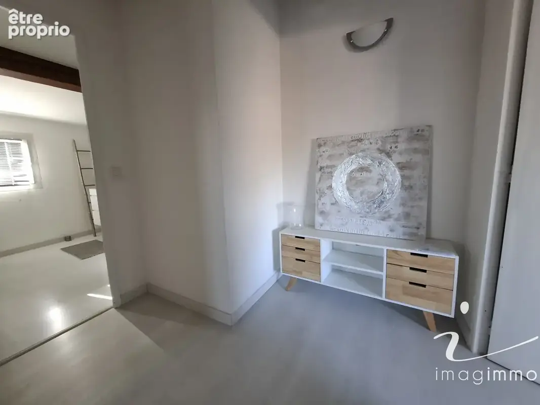 Idéalement placée, découvrez cette spacieuse maison de village avec un garage de 75 m2 ! - photo 8