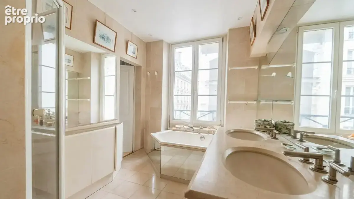 A vendre - Élégant appartement traversant de 113 m² – Paris 7e – Rue de Bourgogne - photo 2