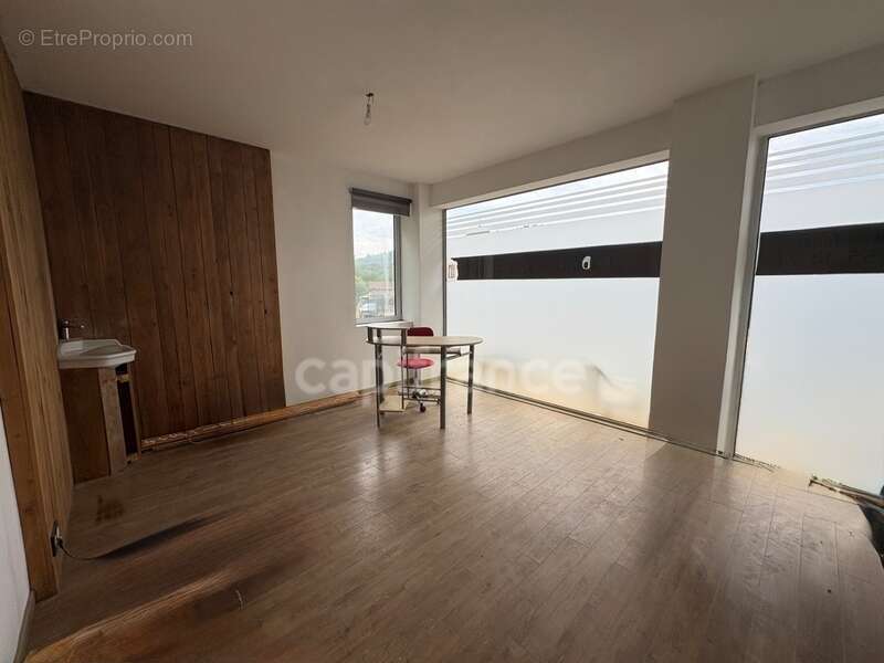Proche de NOIRETABLE  (42) Local commercial/bureau de 50 M2 avec grand parking clos - photo 2