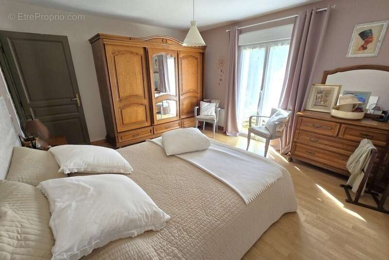 LA CAPELLE (02) -  Vente maison individuelle semi-plain-pied 182 m² avec 6 chambres, garage  et terrain  - photo 4