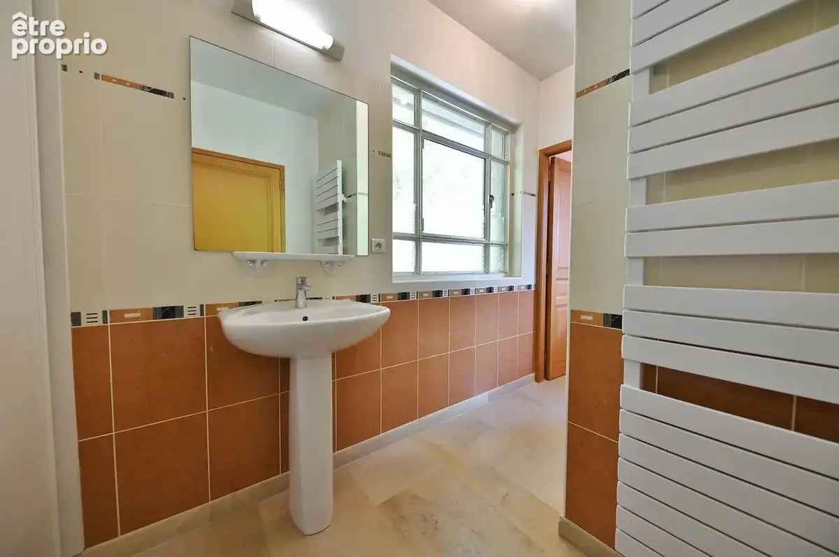 Uzès centre-ville – Appartement de 170m² environ,  beaux volumes et fort potentiel - photo 10