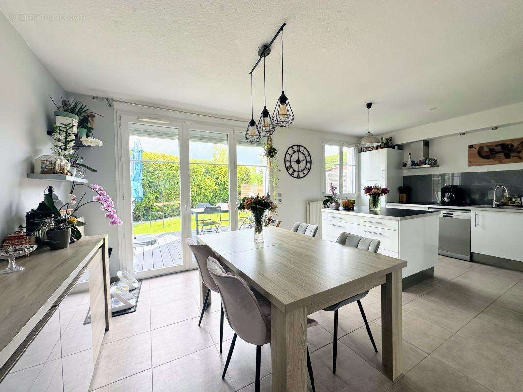 À Vendre - Rumilly (74150) - Maison avec garage et jardin - photo 2