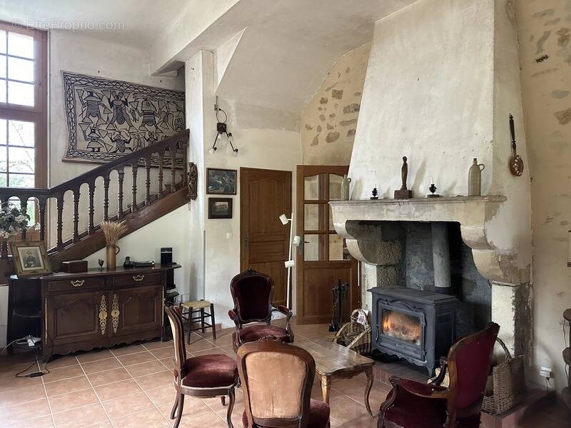 Maison à MONTIGNY-AUX-AMOGNES