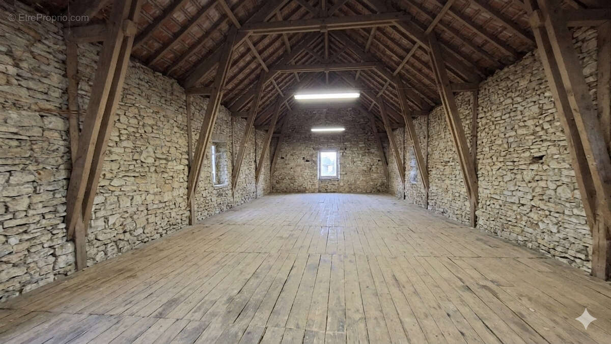 Grange en pierre de 360 m² à rénover ! - photo 2