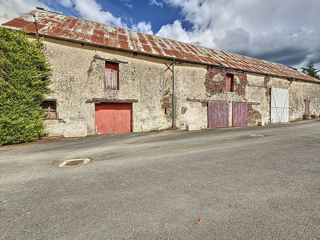 Maison à CONDE-SUR-VIRE