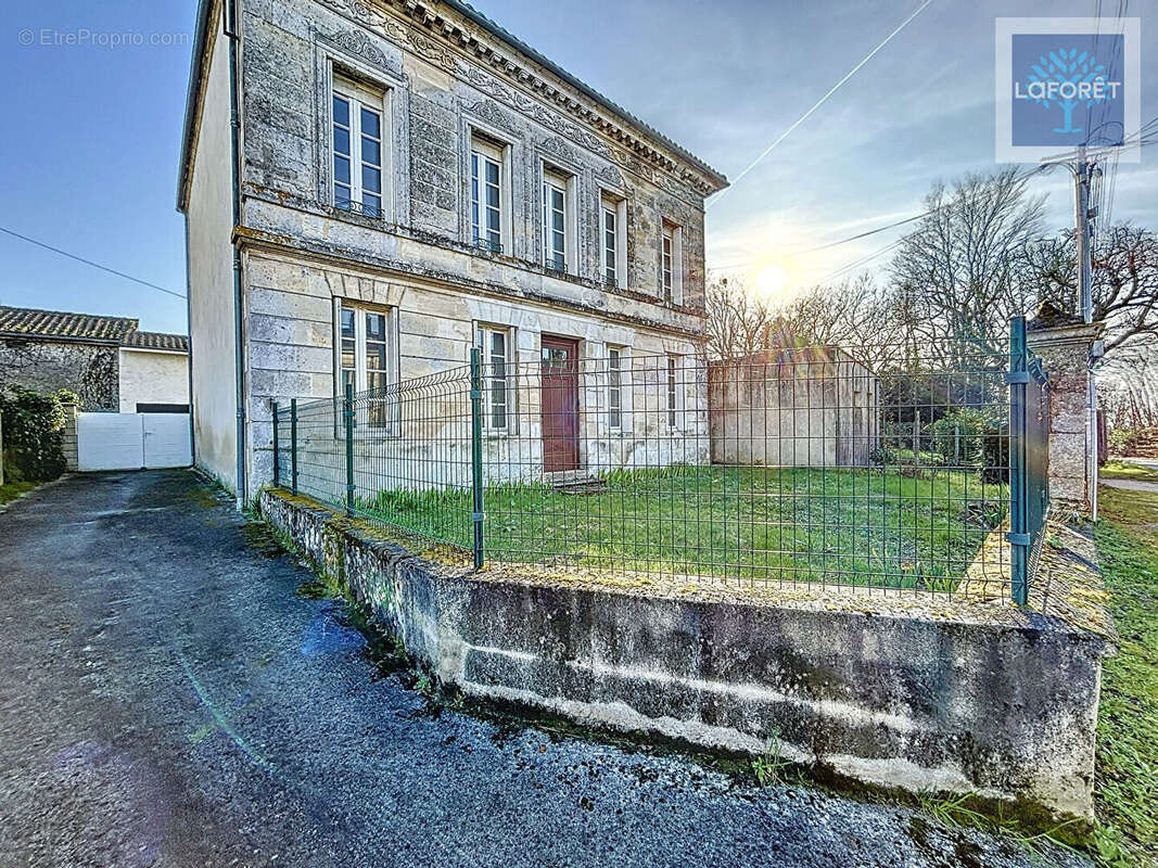 Maison à MONTENDRE