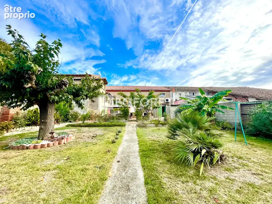Maison de village entièrement rénovée avec jardin arboré, garages et dépendances à Escatalens - photo 12