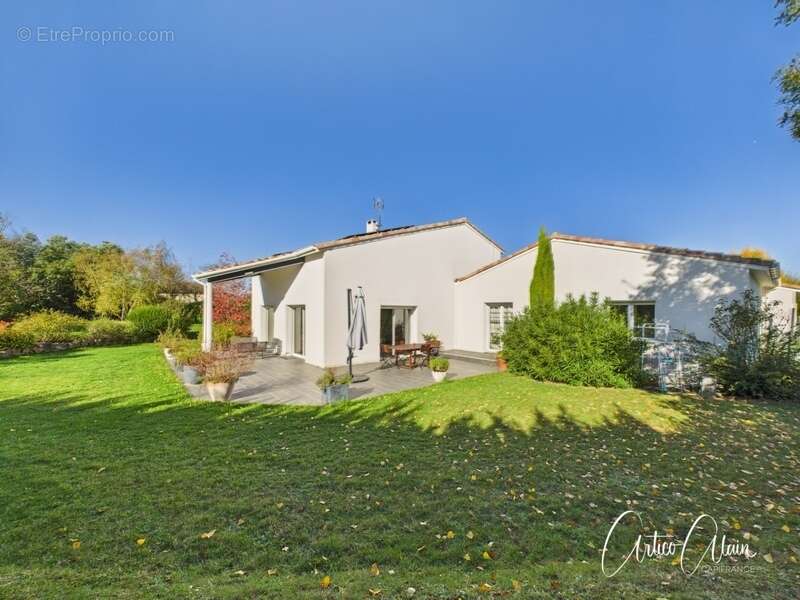 Maison à LAUZERVILLE