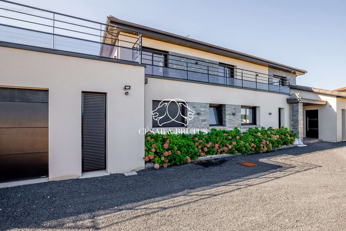 Maison à SATOLAS-ET-BONCE