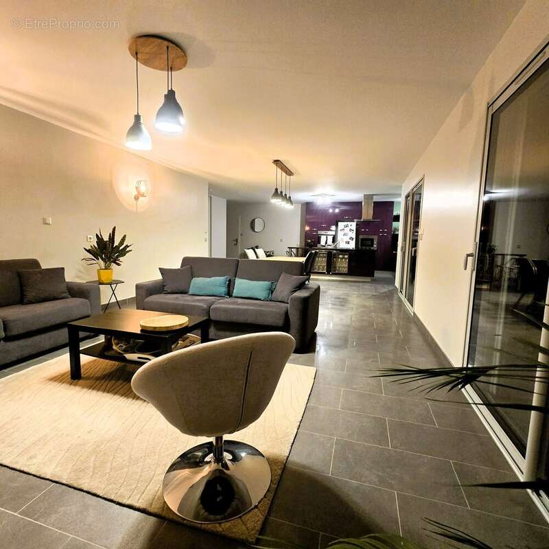 Maison à BAGE-LE-CHATEL