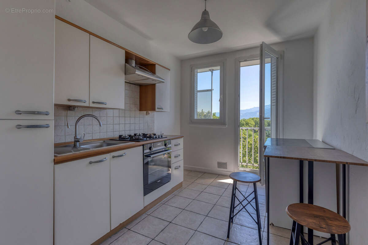 GRENOBLE MALHERBE : T3 55m2 vue massifs et cave en annexe - photo 4