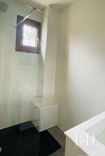 Salle d&#039;eau - Appartement à VILLE-D&#039;AVRAY