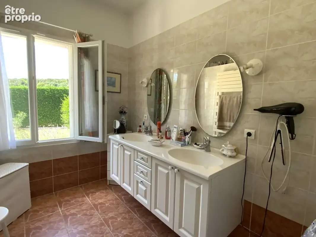 Villa de plain pied sur un terrain de 2300 m2 avec piscine. - photo 18