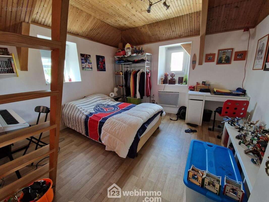 une des 2 chambres du 2ème niveau. - Maison à LA ROCHE-SUR-YON